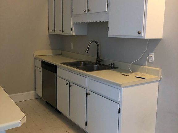 5th image of 810 Dinwiddie St APT 1