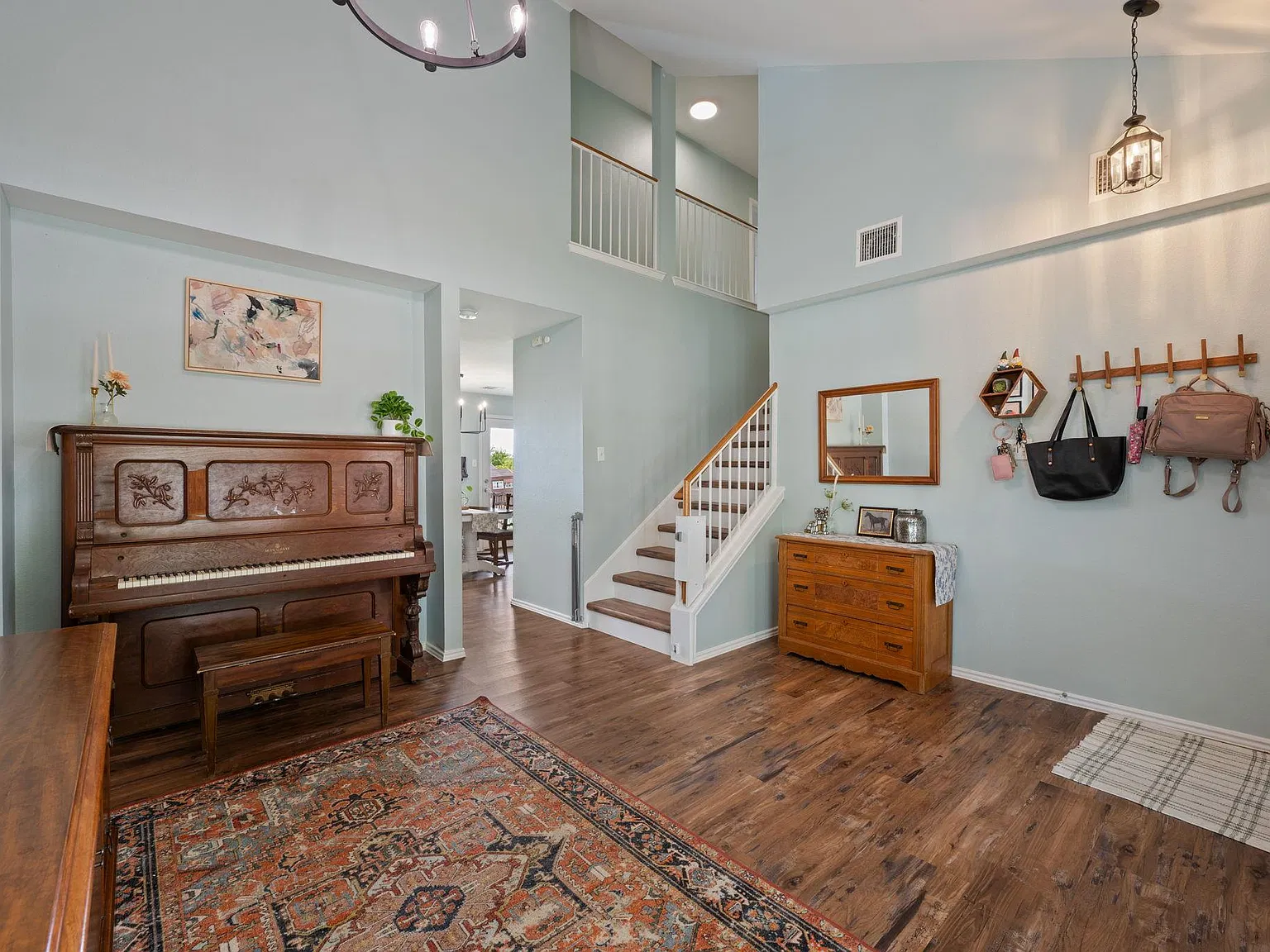 4 bed, 2.5 bath, 1736 sqft, $2,100 — Photo 3
