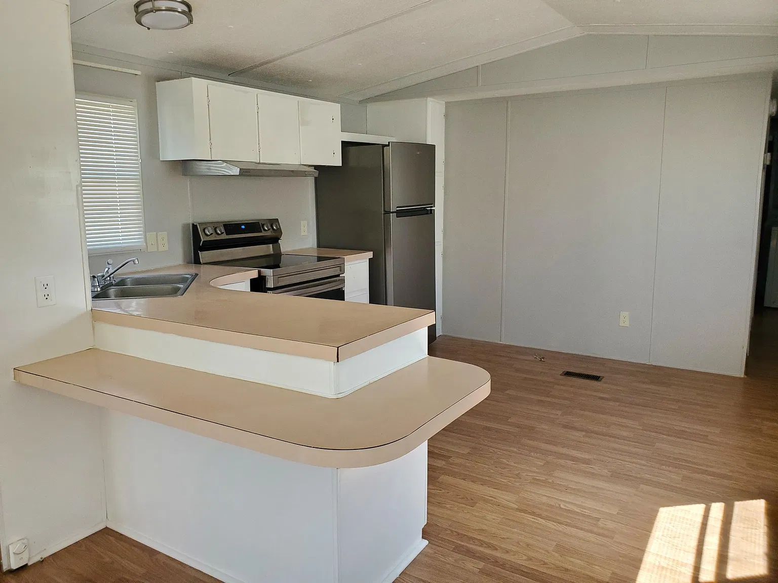 3 bed, 920 sqft, $1,295 — Photo 3