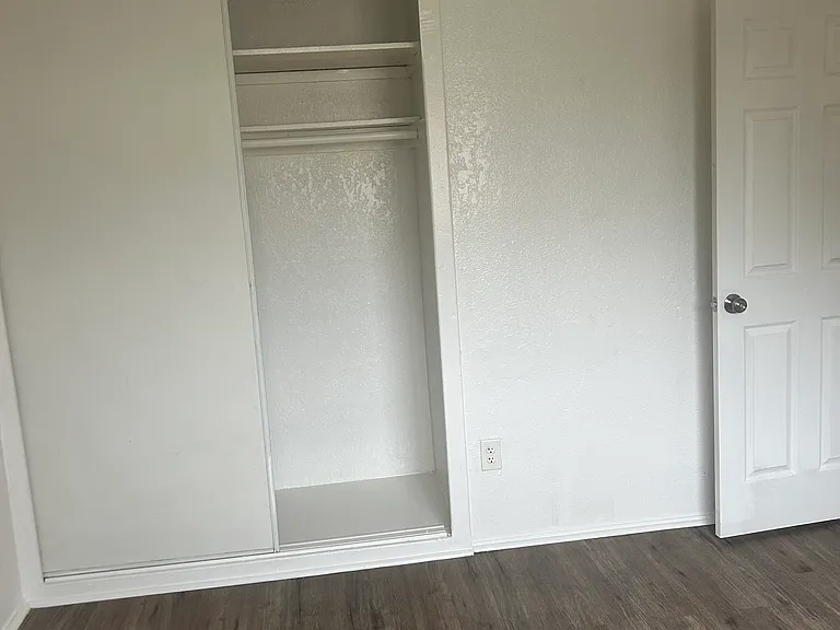 736 1/2 W Century Blvd — Photo 3