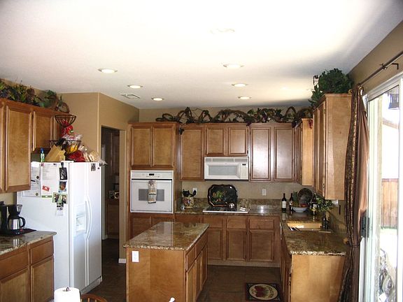 KITCHEN WITH CHISLE CUT ISLAND COUNTER
