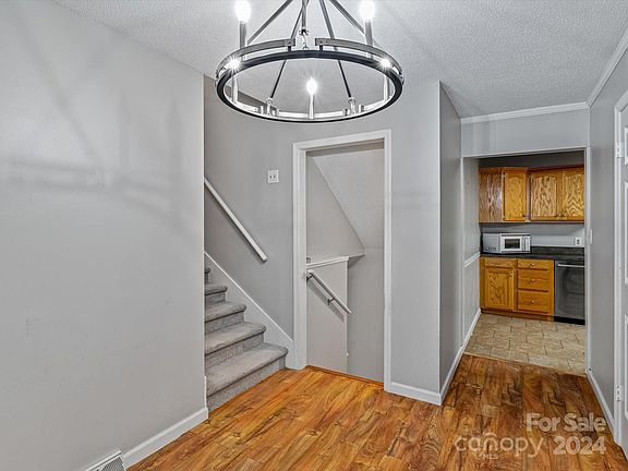4th image of 115 Highview Cir