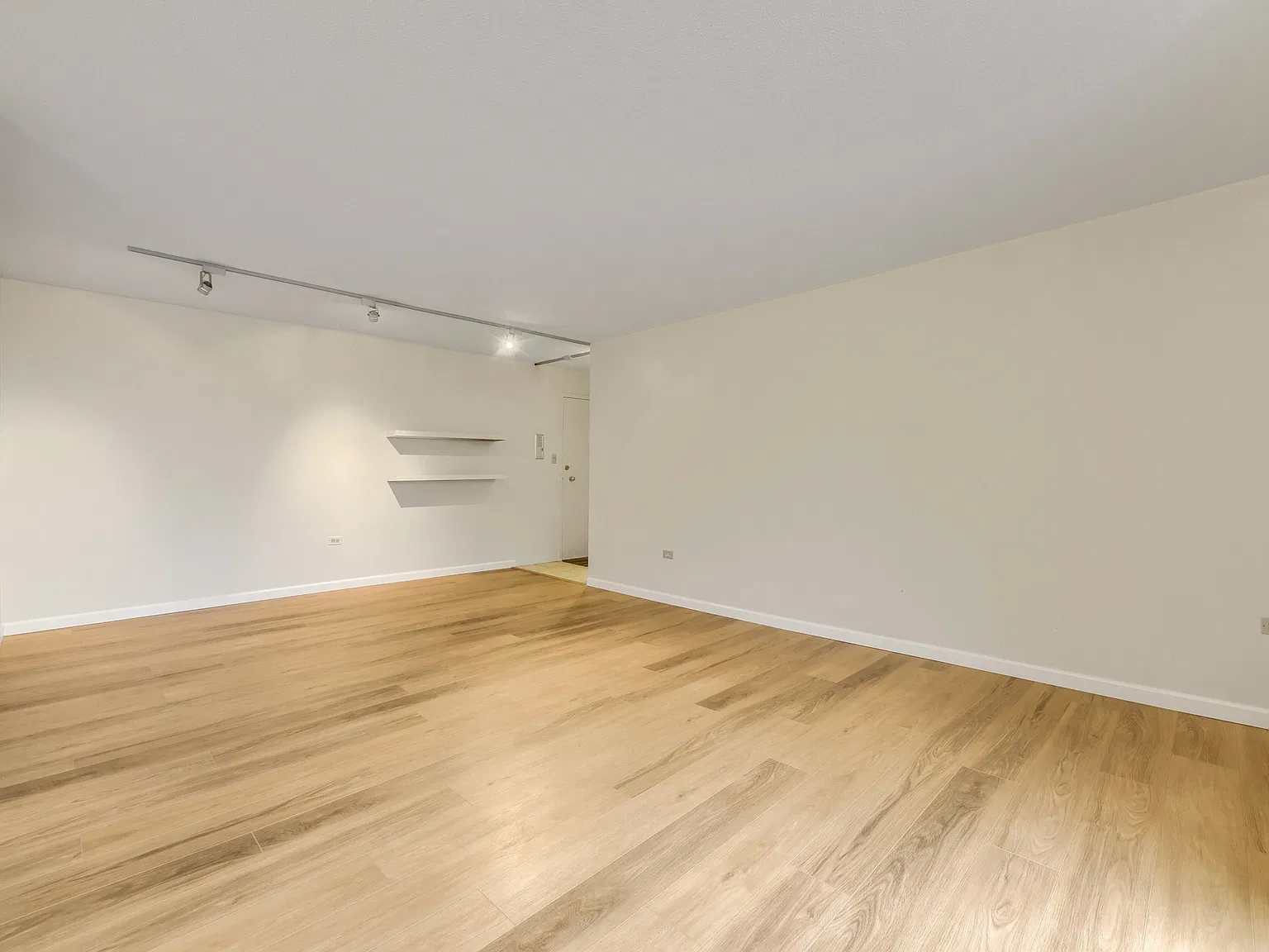 909 N Lafayette St — Photo 3