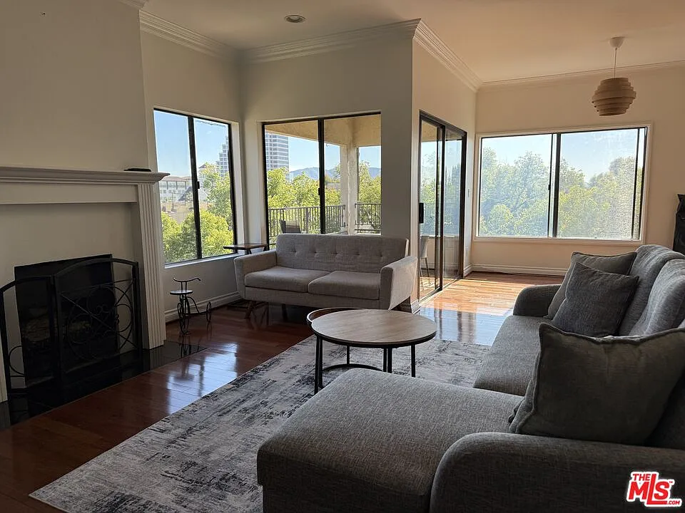 2 bed, 2.0 bath, 1250 sqft, $4,300 — Photo 2
