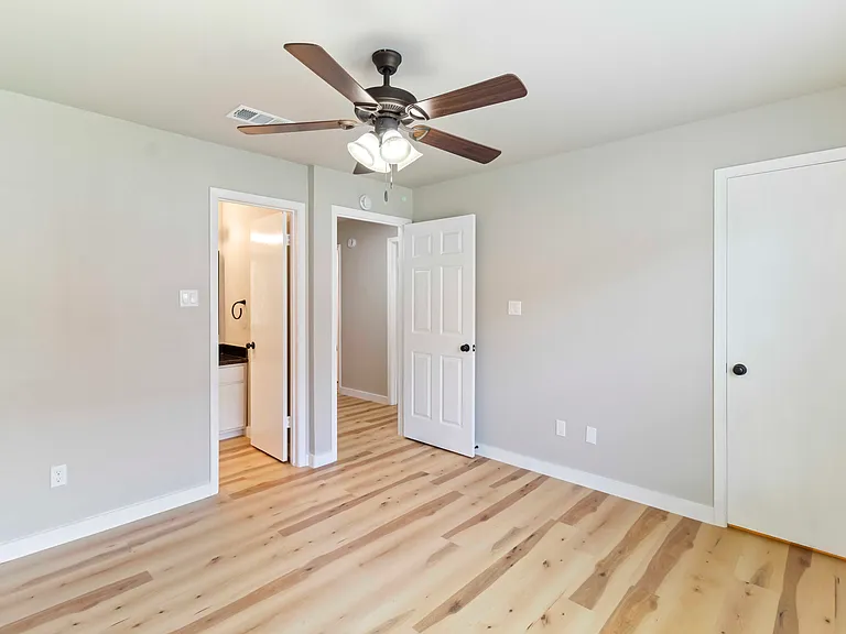 701 Balcones Dr #E — Photo 17