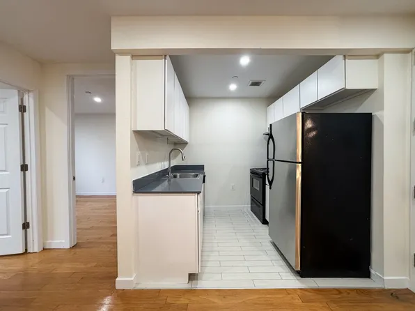 924 Metropolitan Avenue image 11 of 36