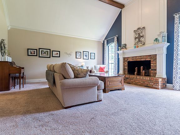 3rd image of 220 Canyon Oaks Dr