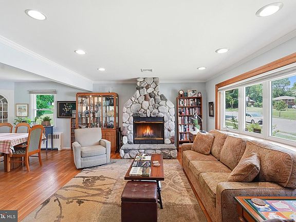 4th image of 2303 Farringdon Rd