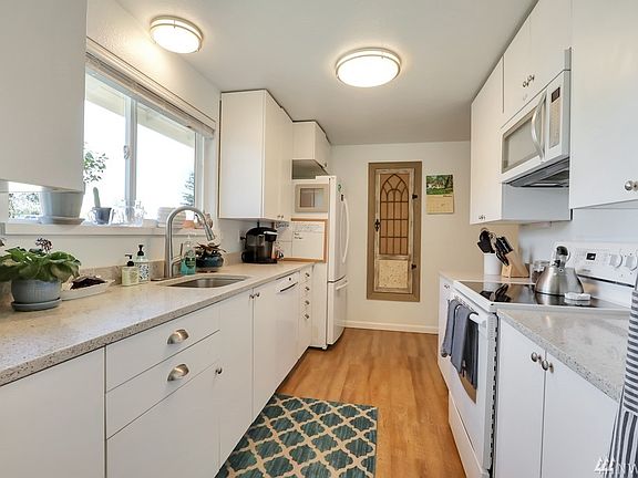 3rd image of 2212 26th Ave SE #2212