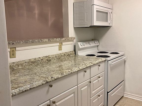 3rd image of 3821 Prytania St #18