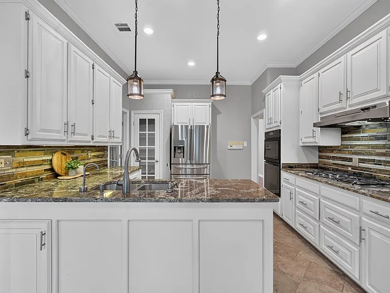 909 San Saba Dr — Photo 4