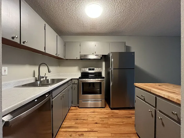 15827 NE Glisan St #5 — Photo 5