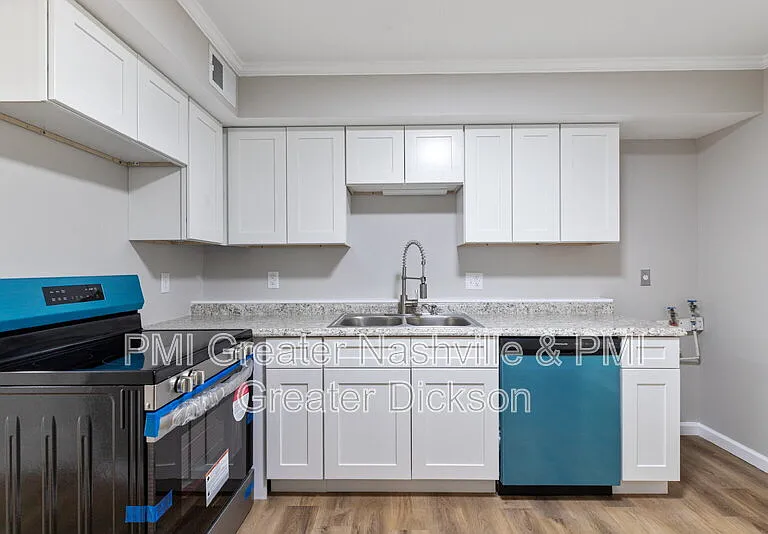 300 Spring St #17 — Photo 17