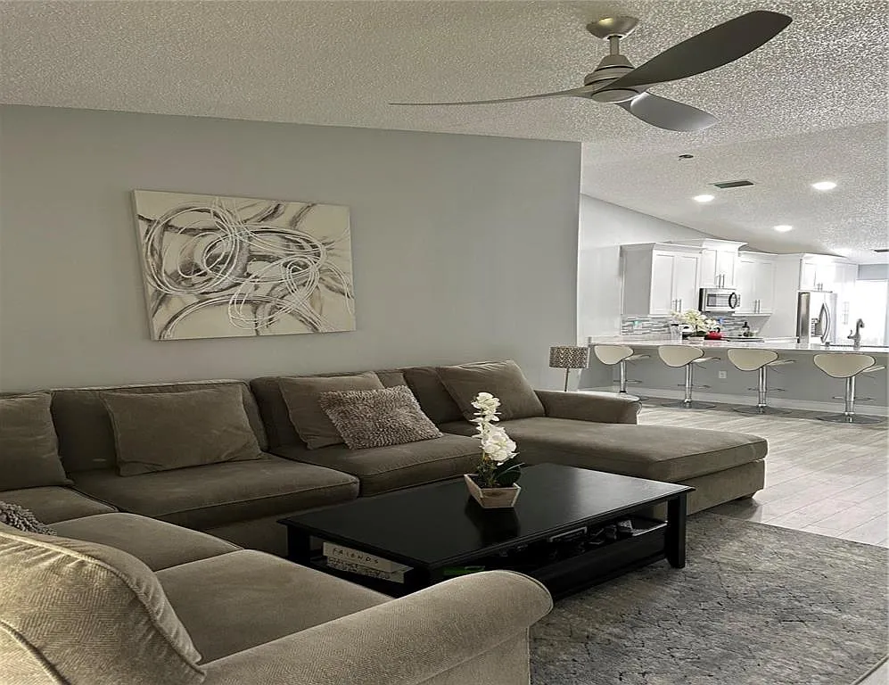 2 bed, 2.0 bath, 976 sqft, $2,300 — Photo 4