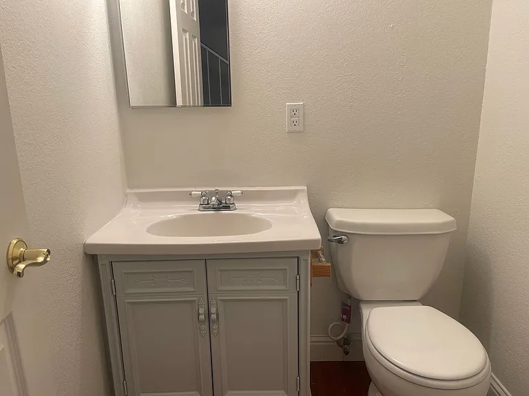 1112 Bradley Sq — Photo 8