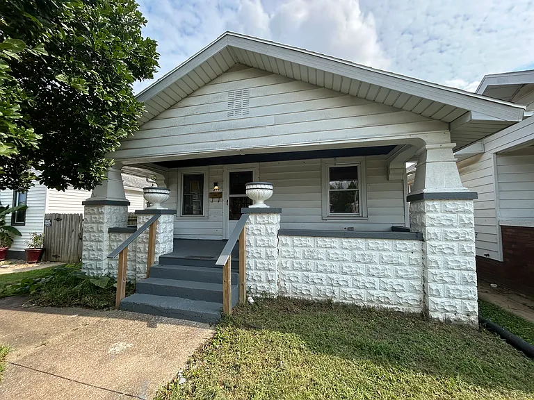 417 Richardt Ave — Photo 1
