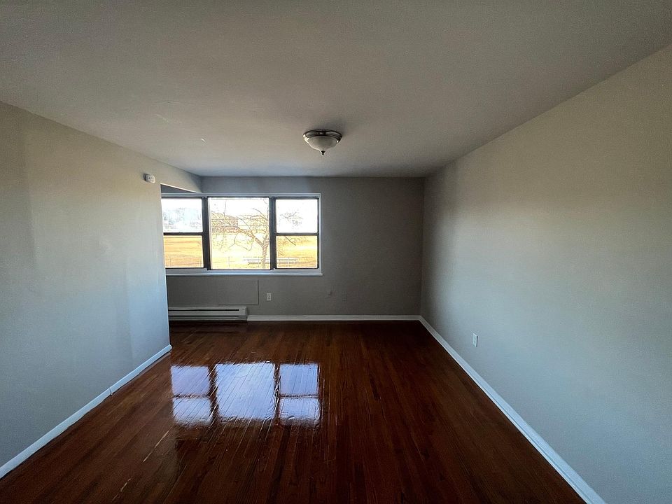 2nd image of 110 Maltby St #13