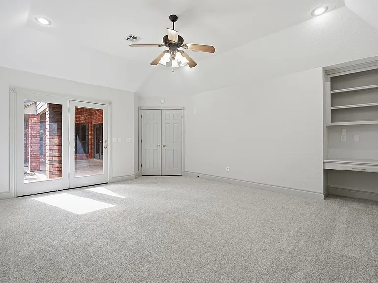 3102 NE Heritage Dr — Photo 37