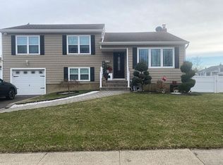 24 Lenore Ln, Farmingdale, NY 11735