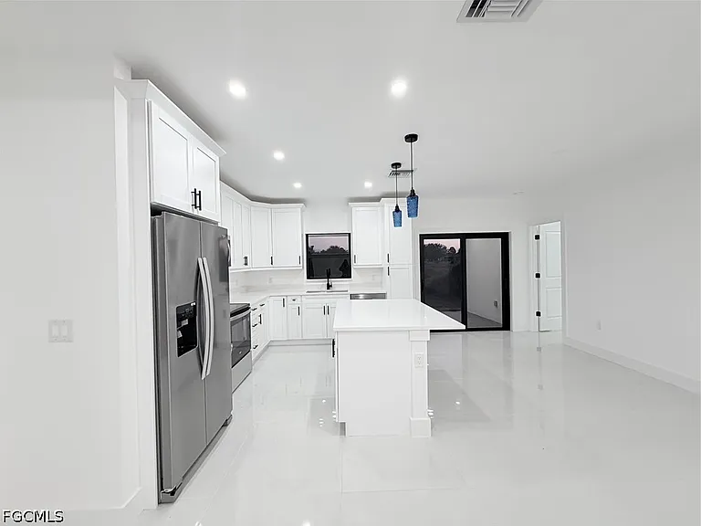 844 Millpond St E — Photo 5