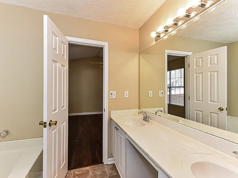 735 Bridgewood Ct — Photo 14