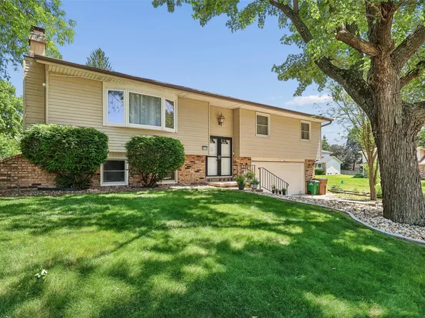 1019 Maplenol Dr, West Des Moines, IA 50266