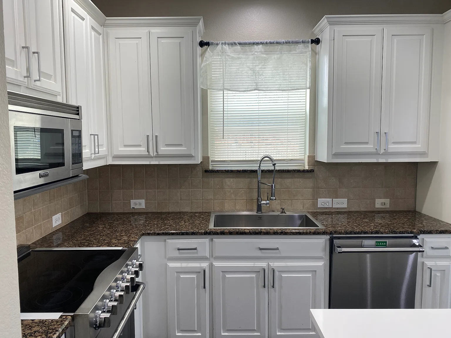 4 bed, 3269 sqft, $3,000 — Photo 4