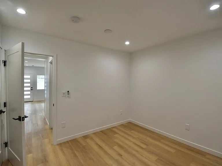 12241 Burbank Blvd — Photo 28