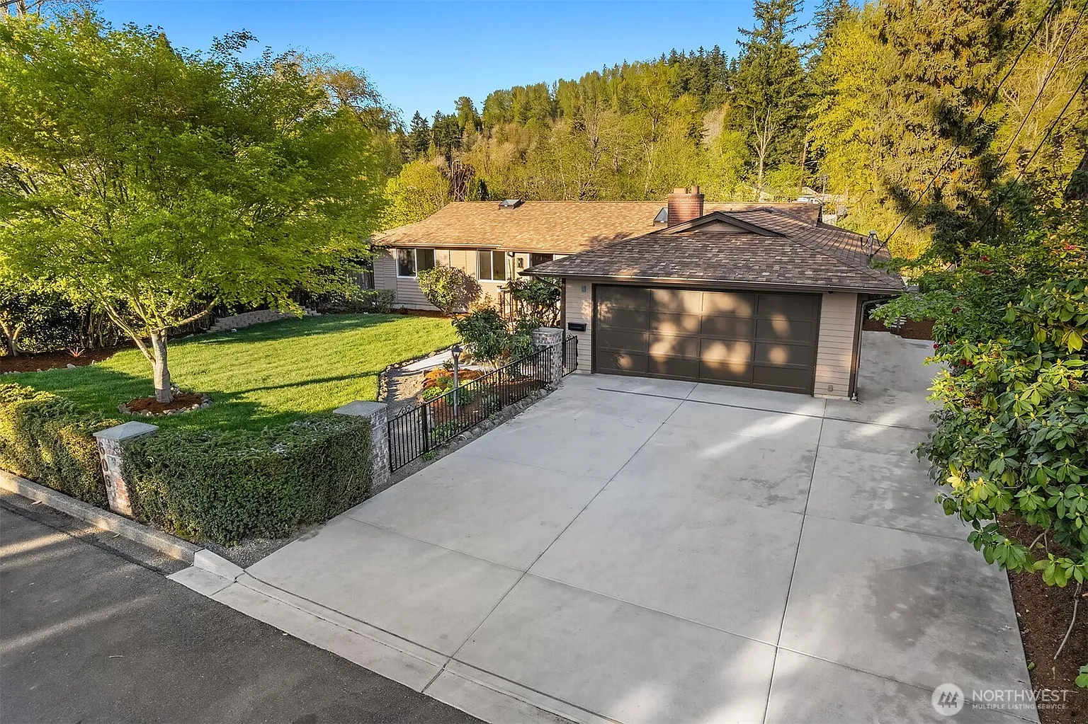 606 Riverview Drive NE photo 1