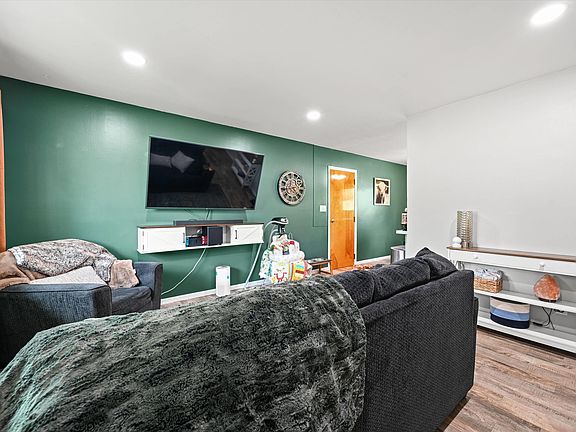 5th image of 3279 Kaufmann Ave