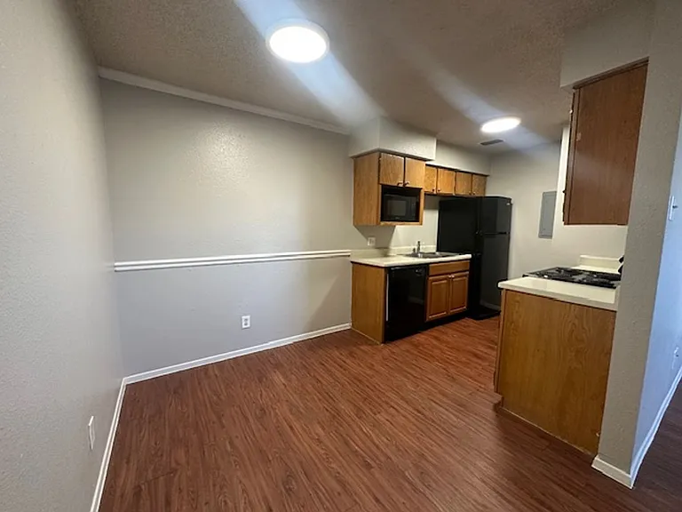 Bentwood Apartments — Photo 18