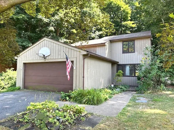 127 Beacon Hills Dr S, Penfield, NY 14526