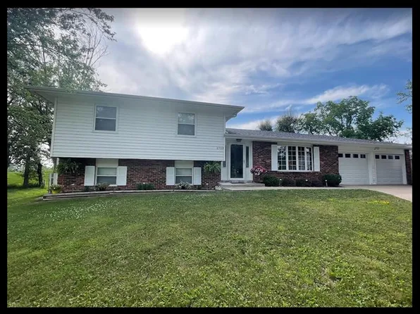 1703 Saxony Dr, Macon, MO 63552