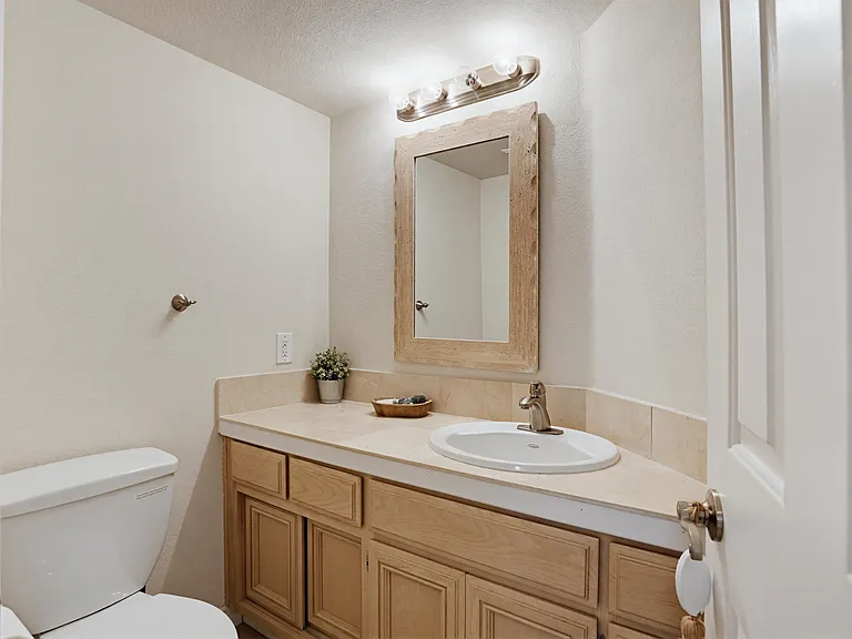 Downstairs guest 1/2 bath