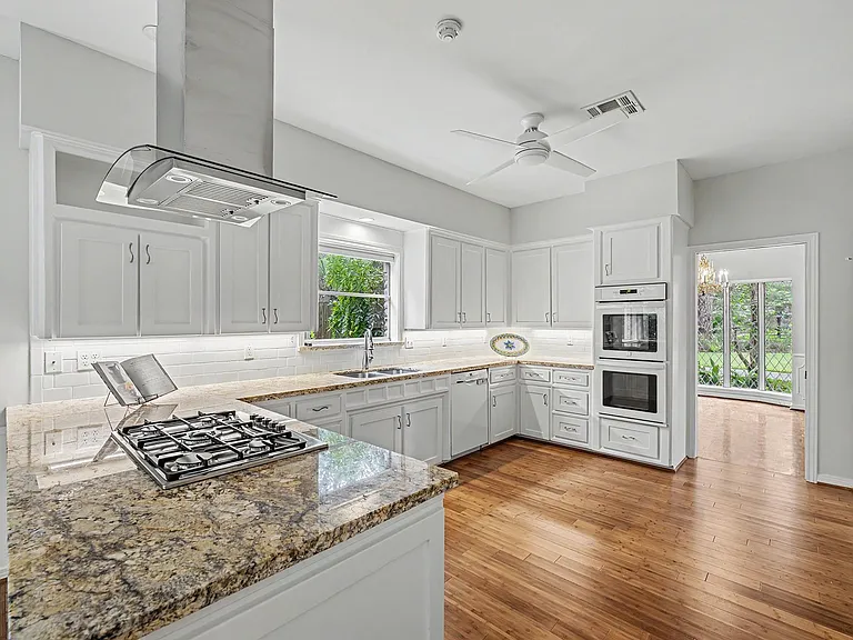 10811 Hunters Forest Dr — Photo 7
