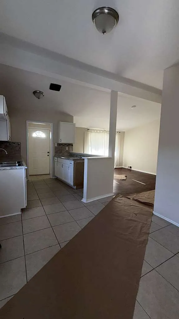 3 bed, 956 sqft, $1,550 — Photo 1