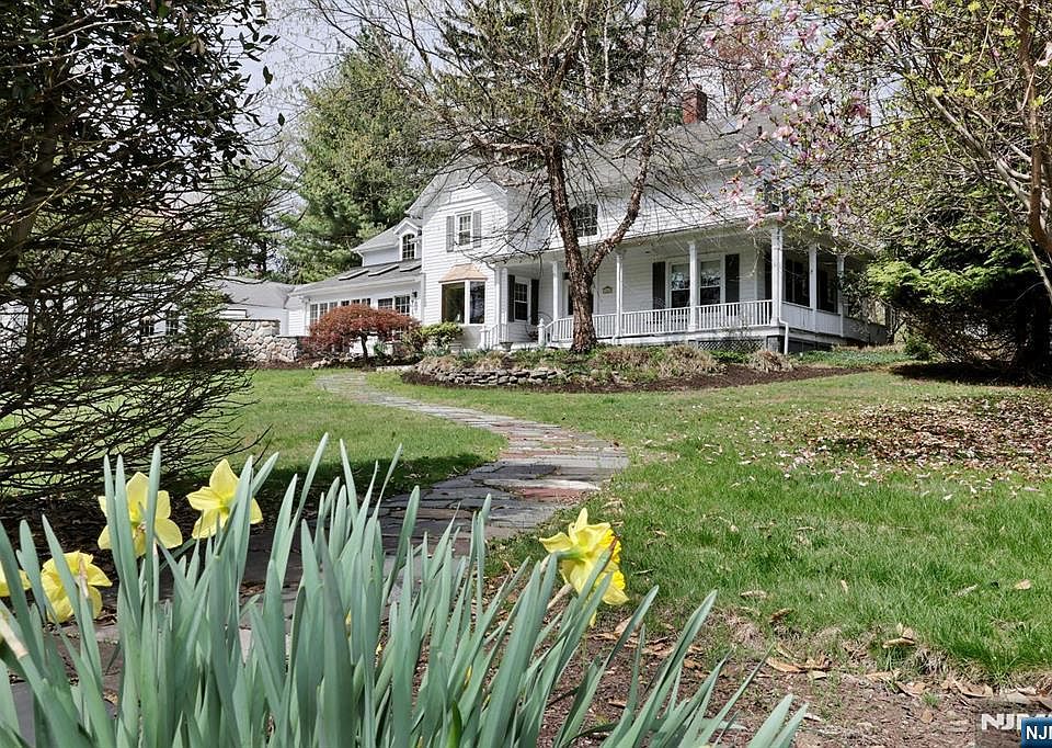 1st image of 20 Spring Valley Rd