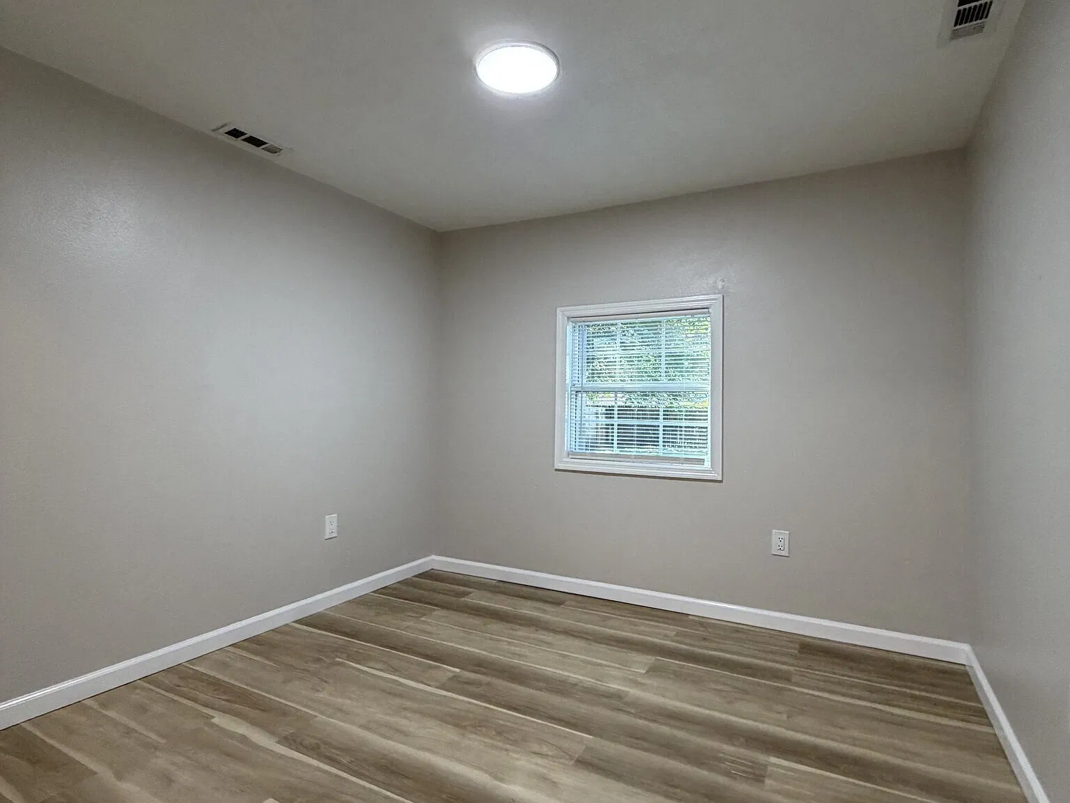 Renovated 3 Bedroom w/ Spacious Yard! — Photo 2