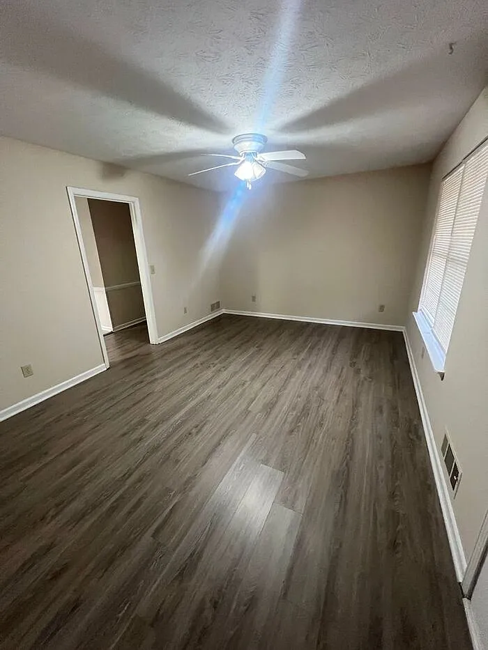 2 bed, 1.0 bath, 966 sqft, $1,250 — Photo 2