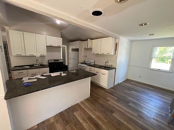 2nd image of 7 Merriewold Ln N