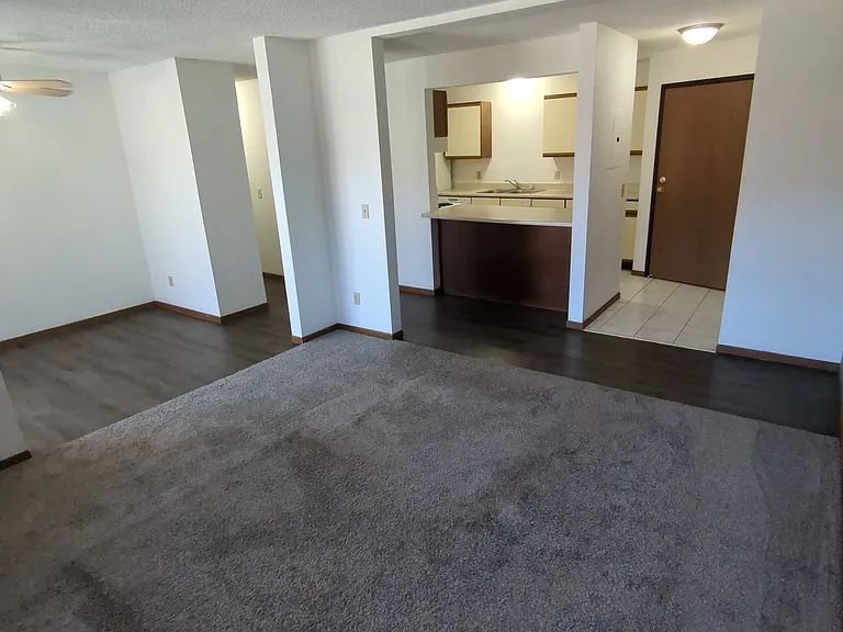 Regency East Apartments — Photo 33