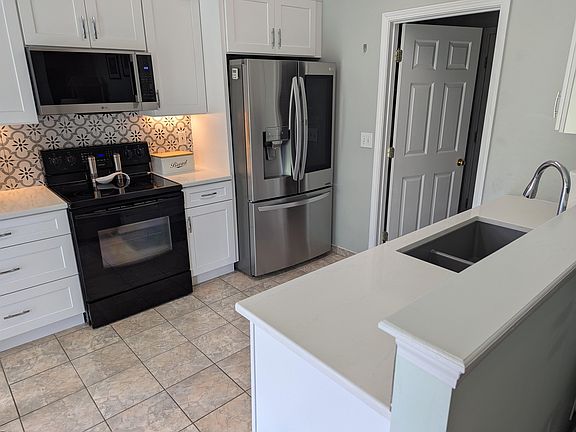 3rd image of 403 Bel Arbor Ln
