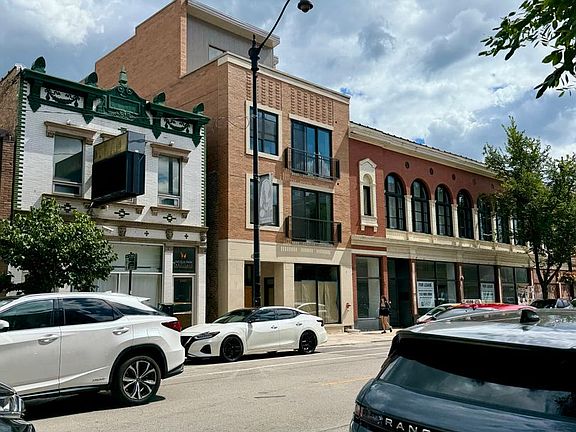 4th image of 2445 N Lincoln Ave #2R