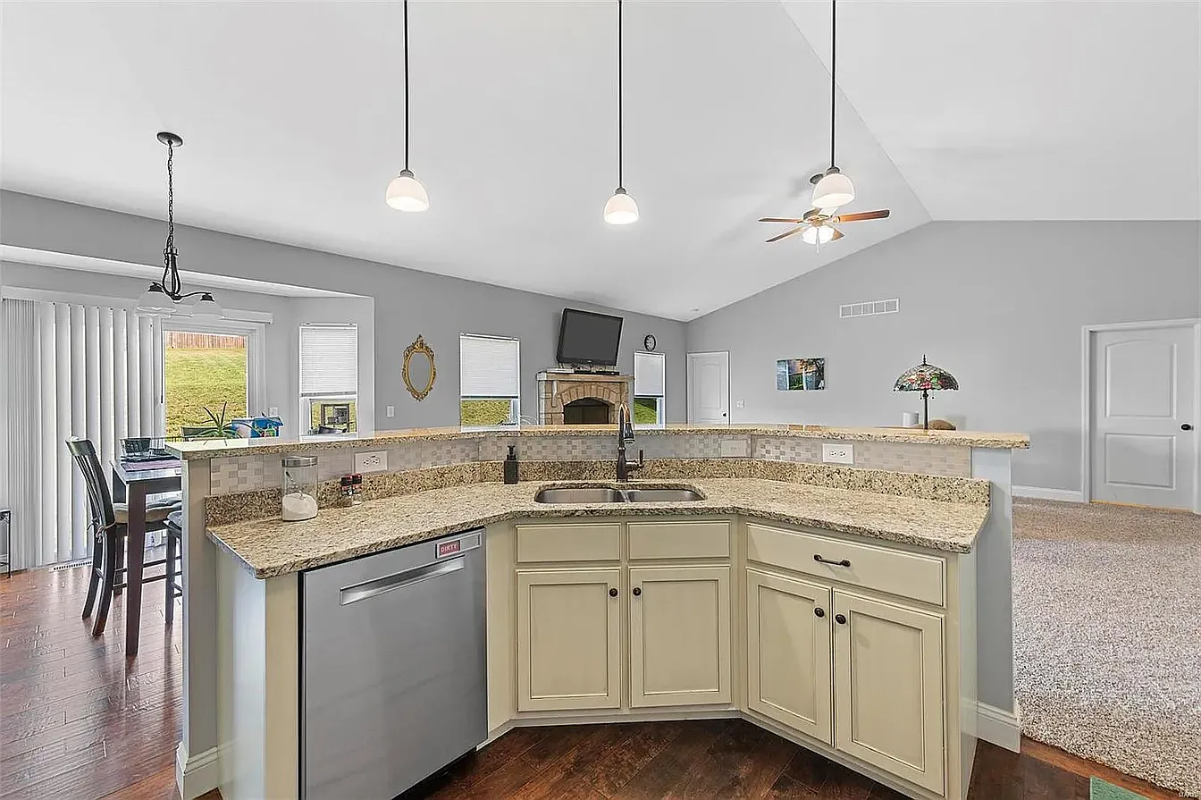 Silverstone Cir, House Springs — Photo 2