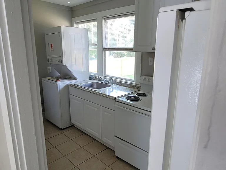 1511 N Davis Hwy #A — Photo 10