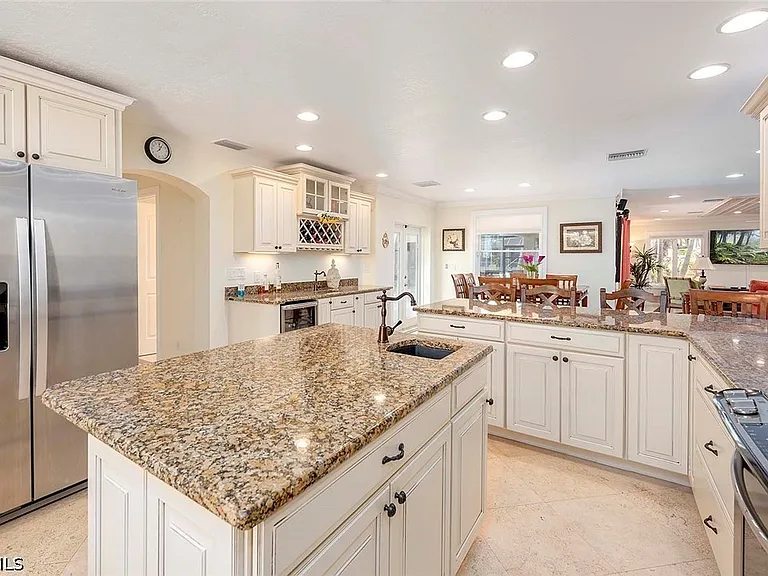 5208 SW 8th Ct — Photo 8
