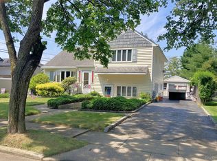 3 Rutland Rd, Massapequa, NY 11758