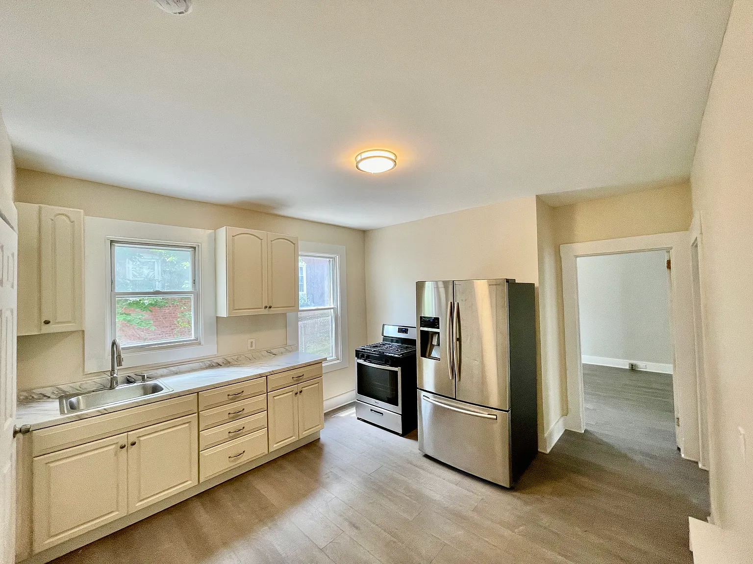 3 bed, 1150 sqft, $2,300 — Photo 4
