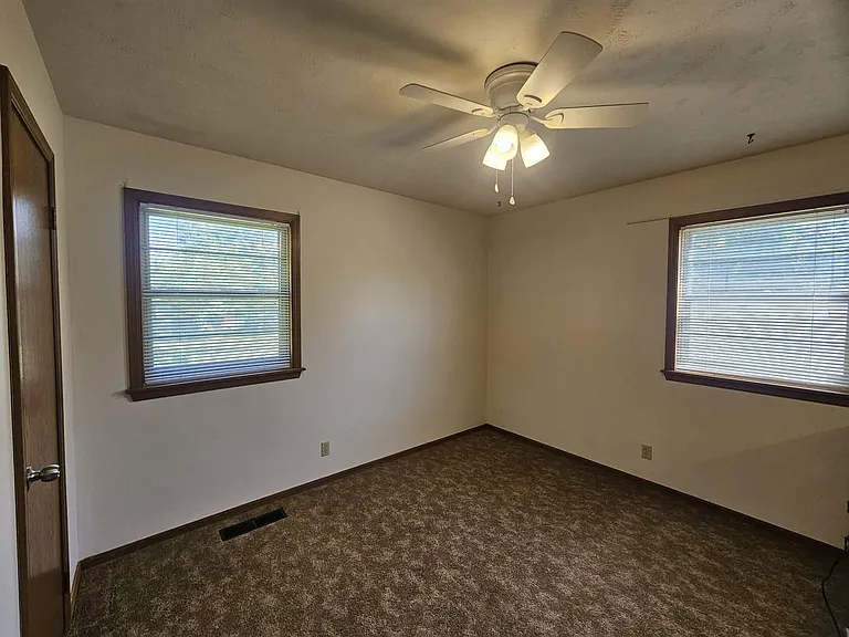 708 W Hartwood Ave — Photo 16