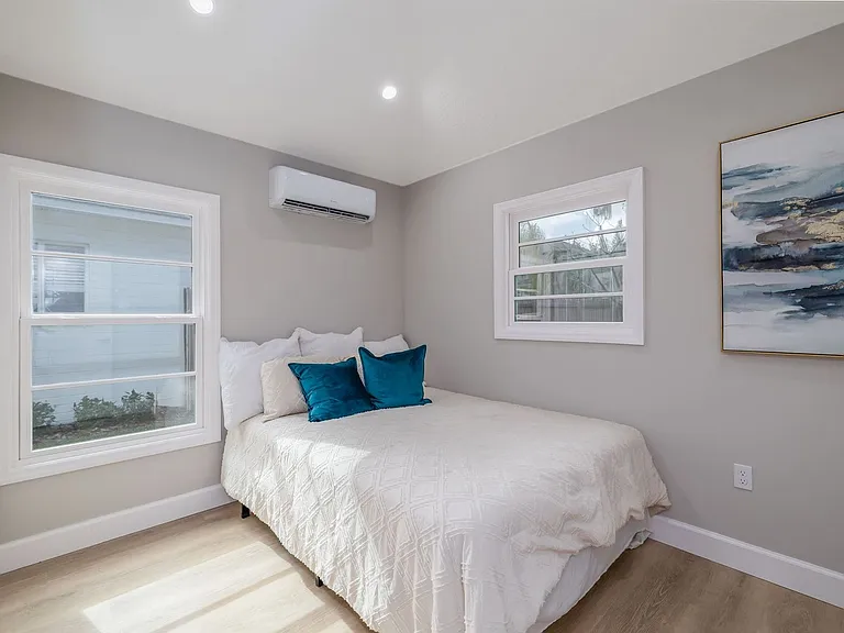 1209 E Washington St — Photo 18